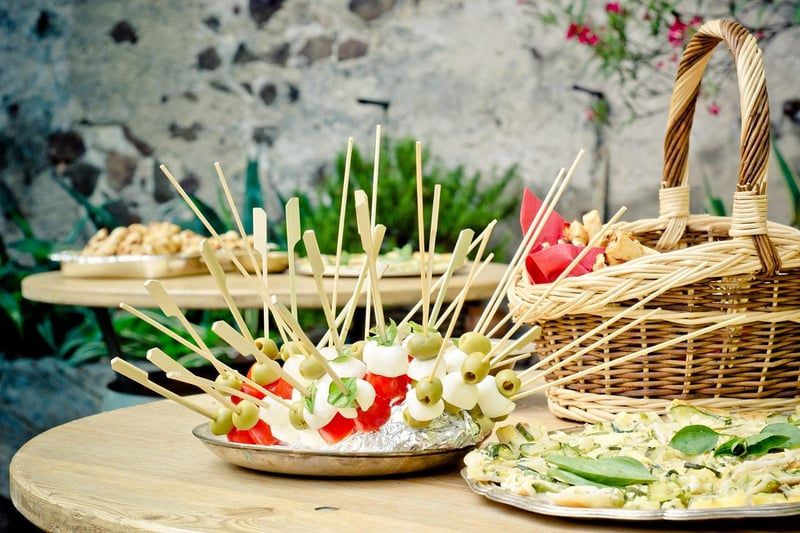 Brochettes apéritives froides et chaudes : 30 idées qui bluffent vos invités