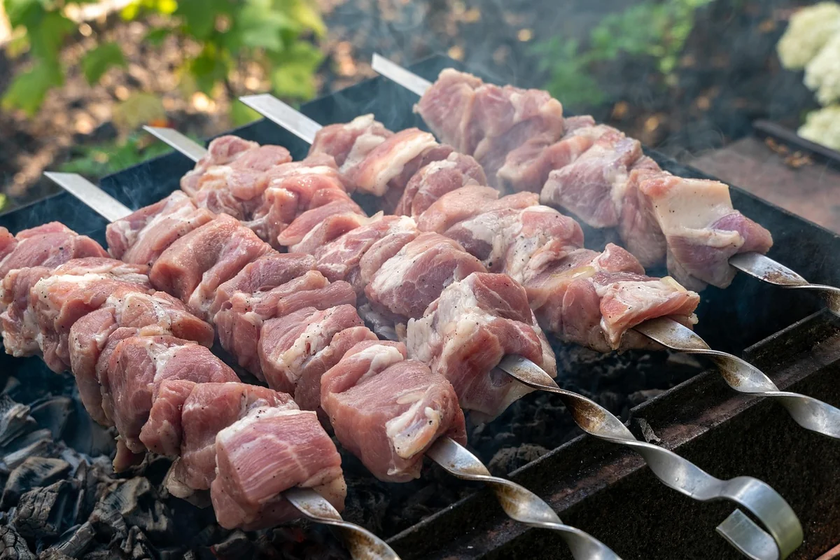 Brochettes apéritives originales et pas chères : les combinaisons qui sortent du lot
