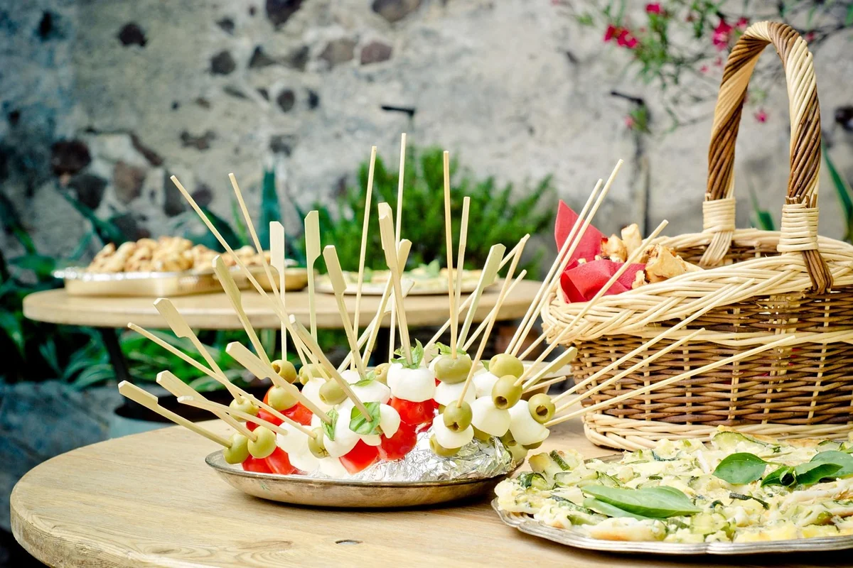 Mini brochettes apéritives sans cuisson : le pilier de tout apéro