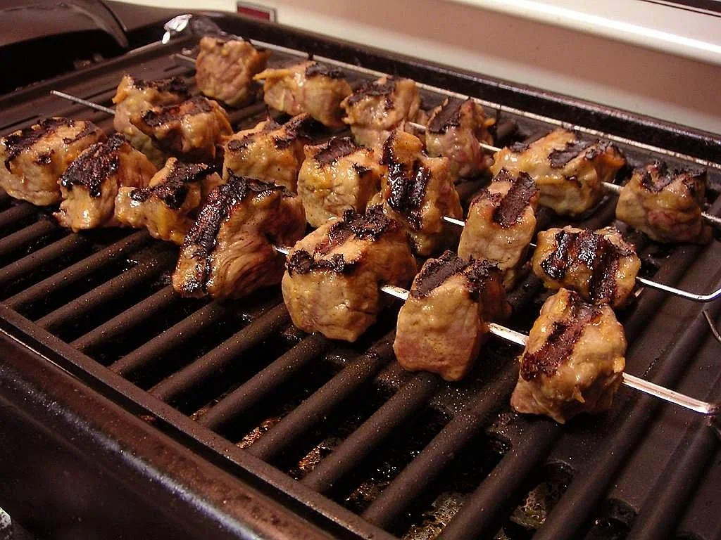 Mini brochettes apéritives chaudes : le vrai défi logistique